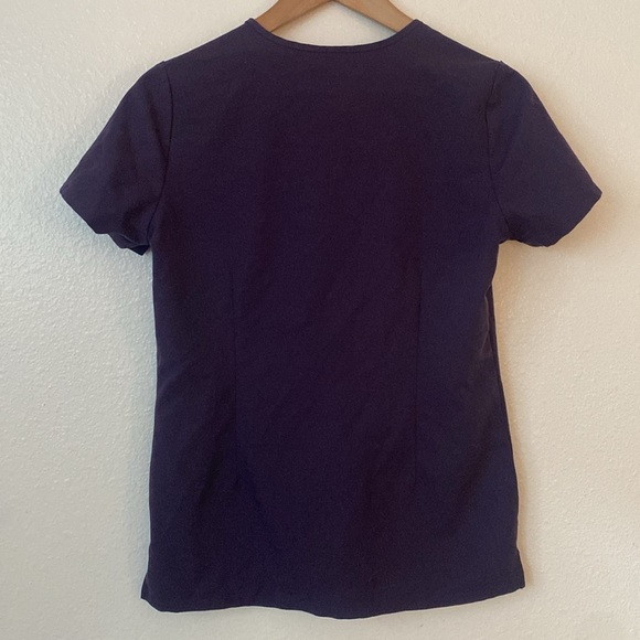 Figs XXS Casma Pocket Scrub Top in Purple - Picture 6 of 7